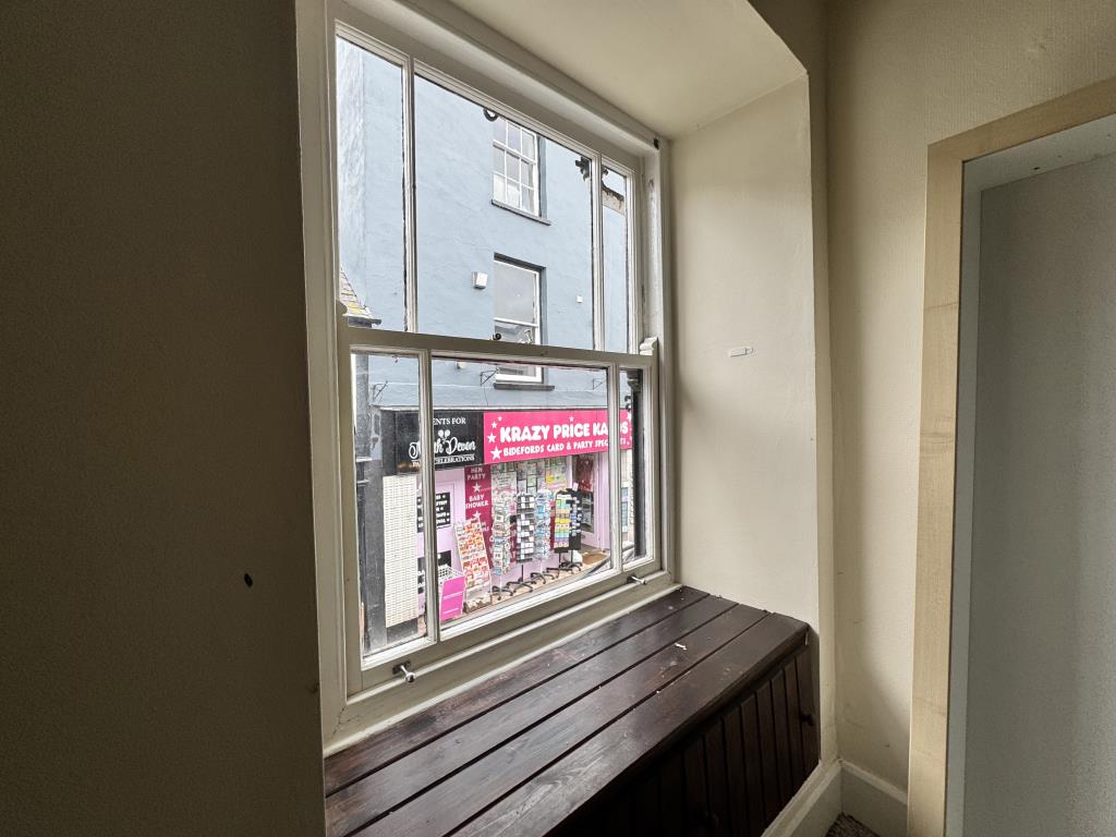Lot: 86 - COMMERCIAL PROPERTY IN CENTRAL TOWN CENTRE LOCATION - First floor landing